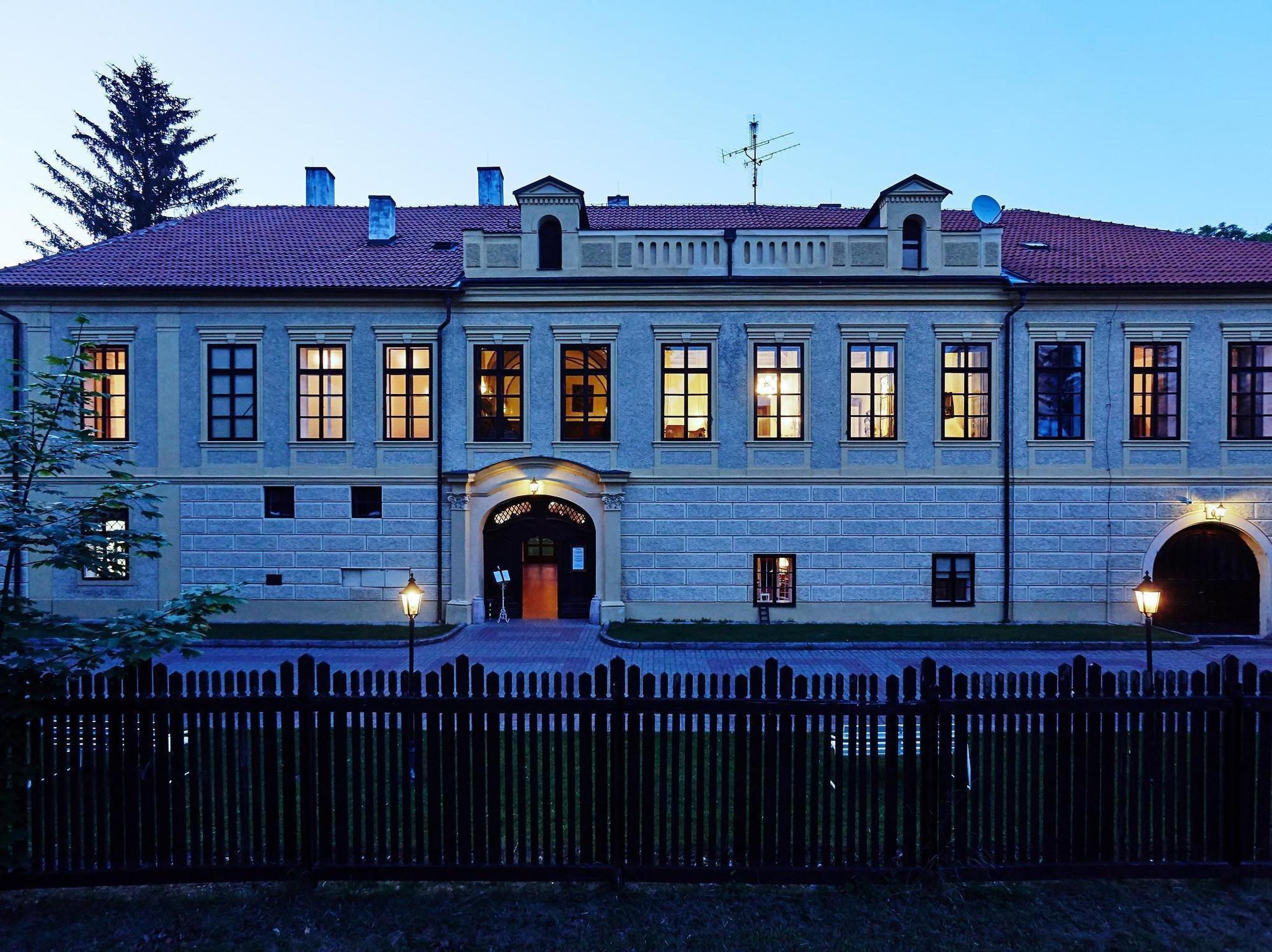 Chateau Hostacov Hotel Exterior photo